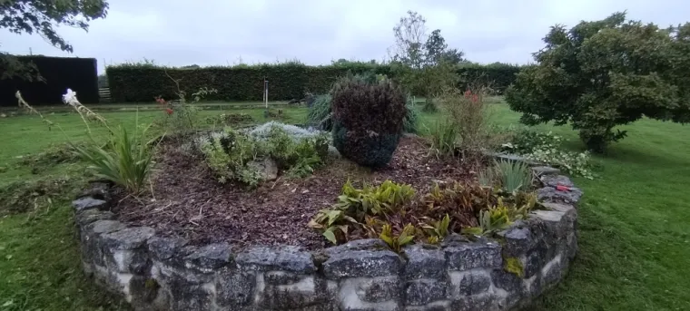 Désherbage des massifs à Bermeries , Bavay, Le Jardin de Romain