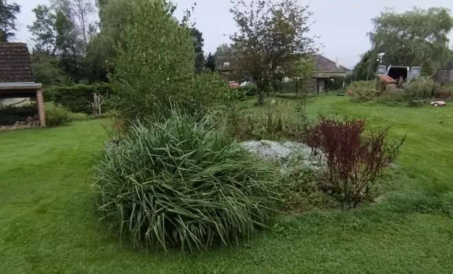 Désherbage des massifs à Bermeries , Bavay, Le Jardin de Romain
