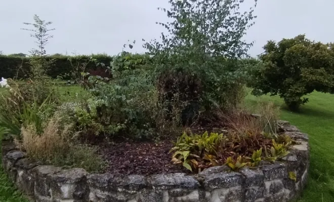 Désherbage des massifs à Bermeries , Bavay, Le Jardin de Romain