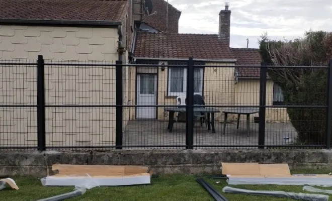 Pose de clôture rigide avec occultant sur Maubeuge, Bavay, Le Jardin de Romain
