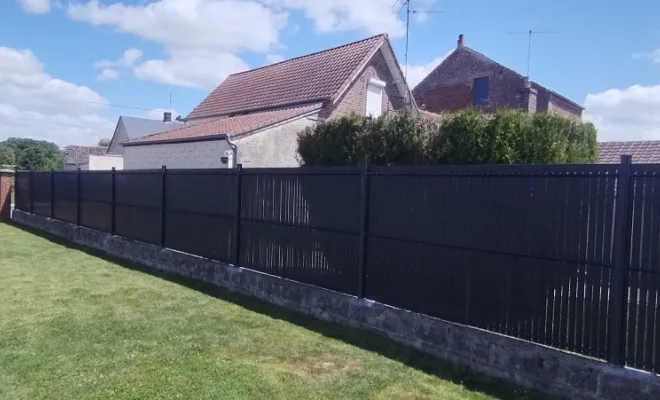Pose de clôture rigide avec occultant sur Maubeuge, Bavay, Le Jardin de Romain